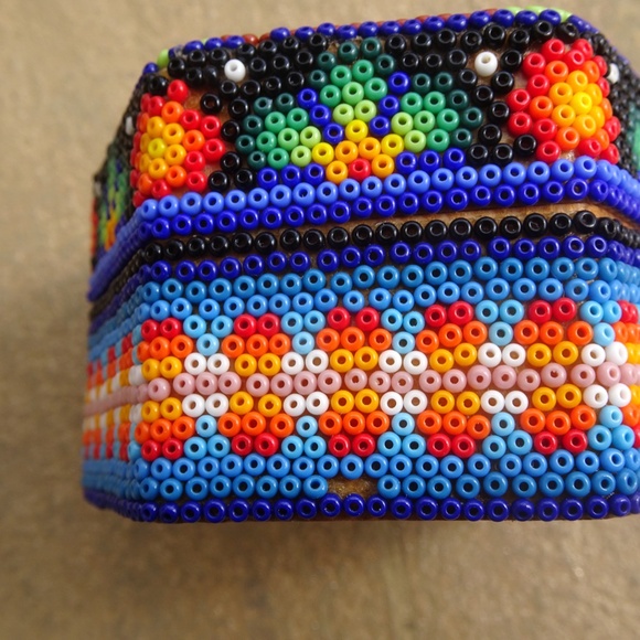 Colorful Vintage Beaded Mexican Folk Art Decorativ Box Handmade Huichol Treasure - Picture 8 of 9